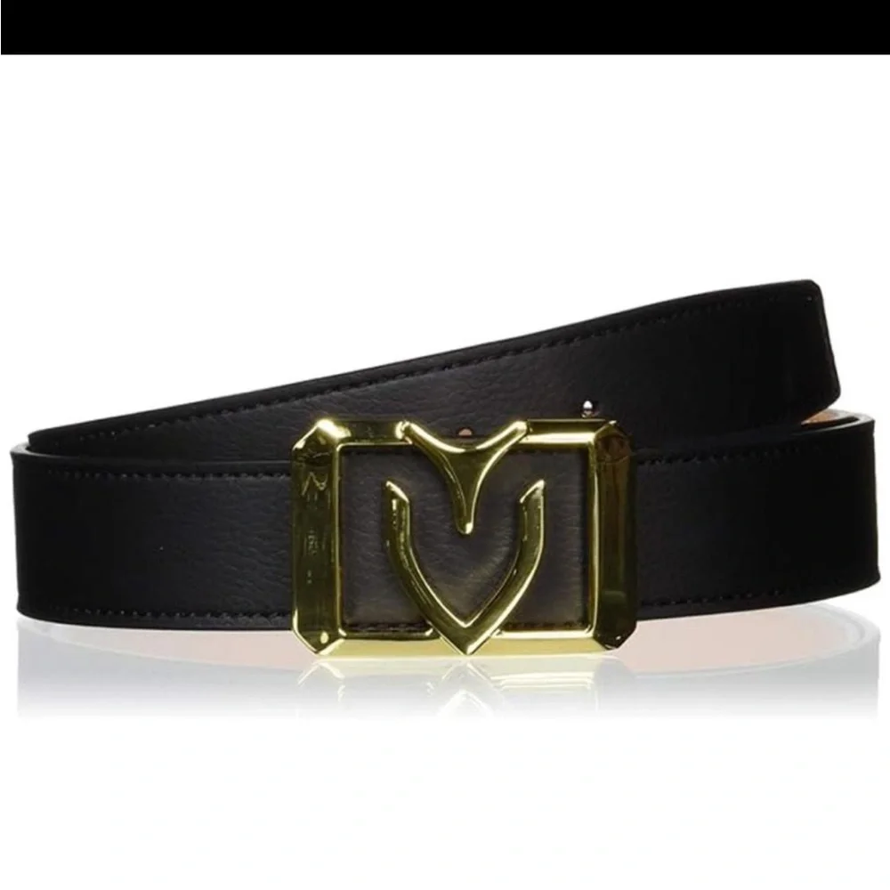 Vessel reversible belt light tan on one side and black on the other.